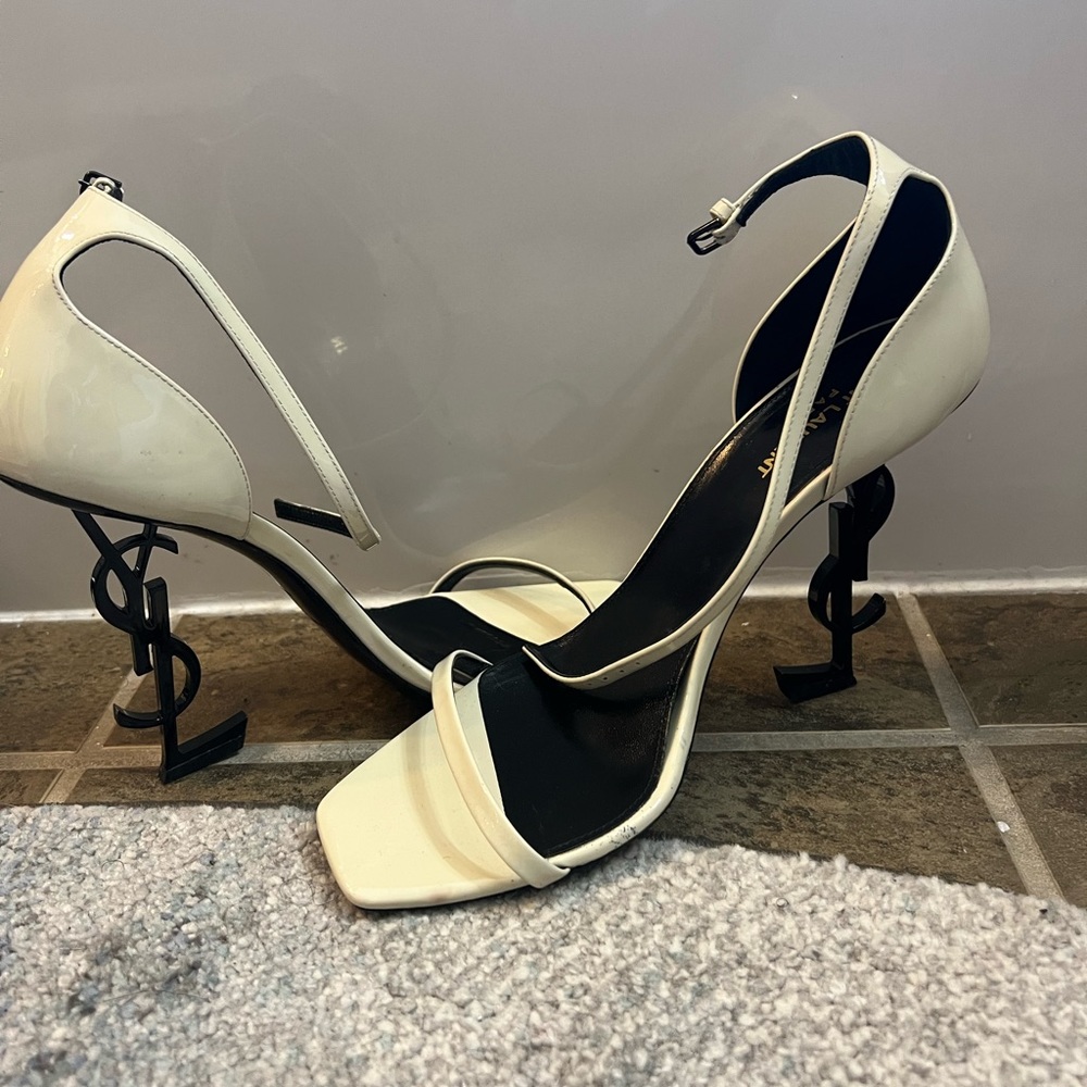 YSL OPYUM SANDALS IN SMOOTH LEATHER WITH A GOLD-TONE HEEL